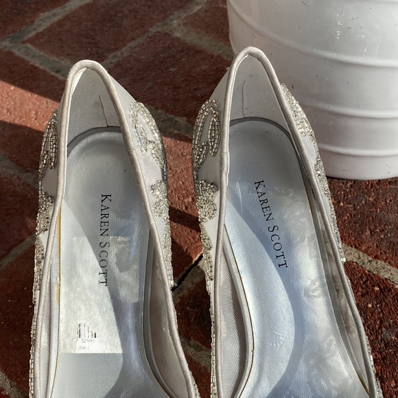 Karen Scott used formal shoes. 👠 - Picture 5 of 12